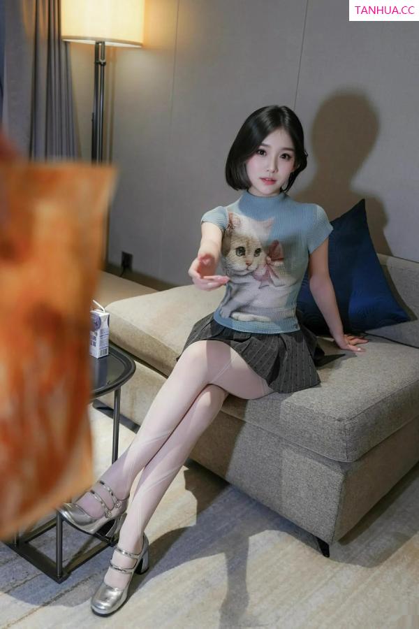 汁汁  [XiuRen]高清写真图 2025.09.30 No.10830 汁汁 灰色短裙第6张图片